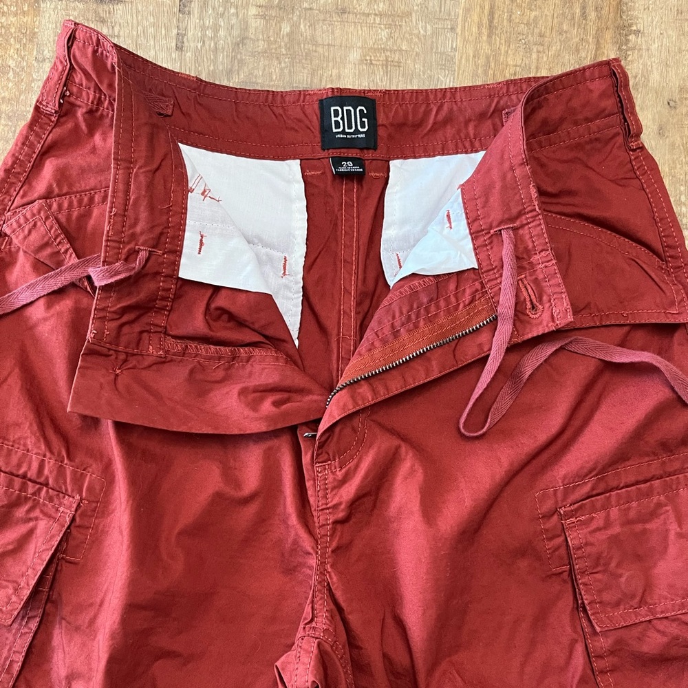 Unisex BDG baggy fit cargo pants. Tie waist and ankles. - Picture 3 of 5